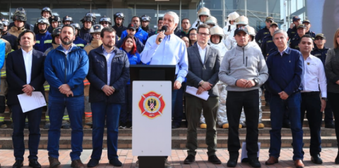 Alcalde mayor y secretarios en rueda de prensa