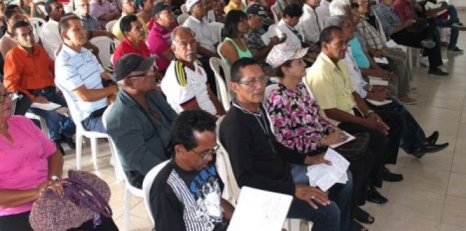 Foto de varias personas sentadas tipo auditorio