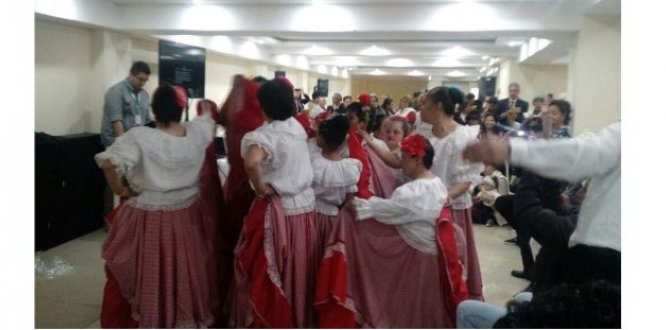 Imagen de reunión mujeres bailando cumbia
