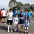 Foto de la Alcaldesa con niños, usando ropa deportiva.