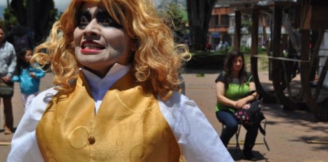 Imagen de mujer disfrazada de payaso