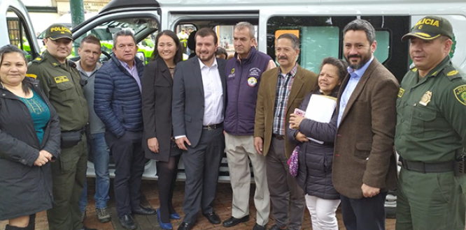 Autoridades asisten a ceremonia de entrega motos