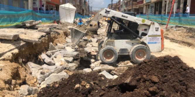 Vía en construcción donde se ven escombros y maquinaria