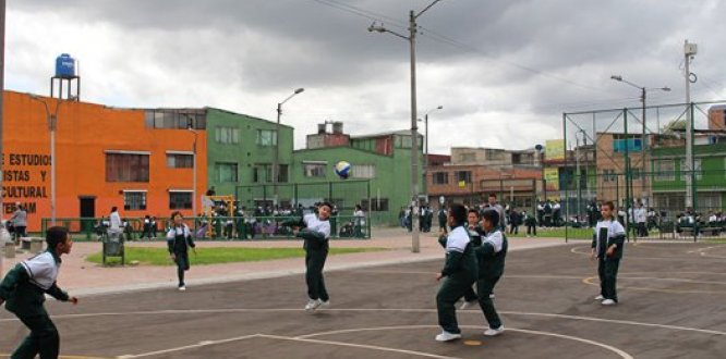 Niños jugando Futbol