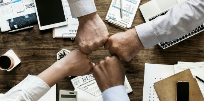 Personas reunidas alrededor de una mesa