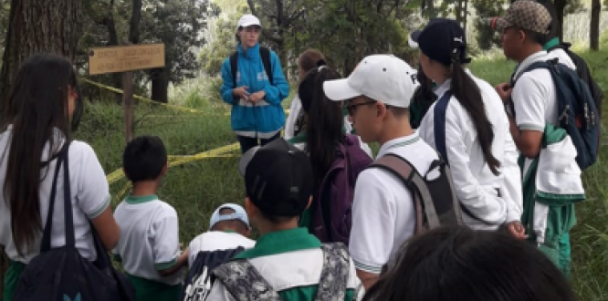 Niños en recorrido humedal