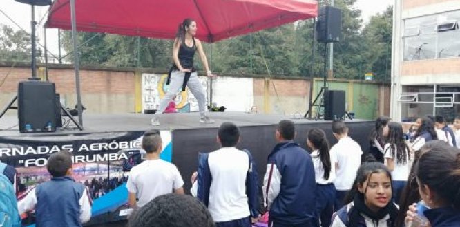Jóvenes bailando