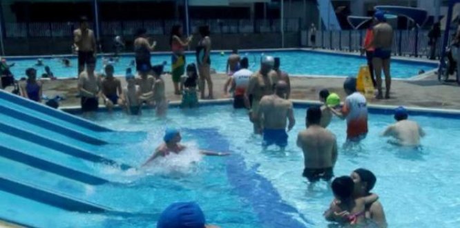 Personas en piscina