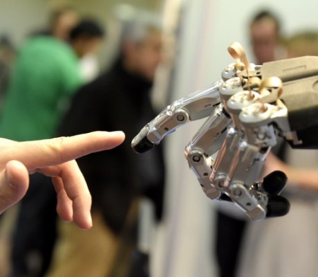 Imagen de mano humana y mano robotica