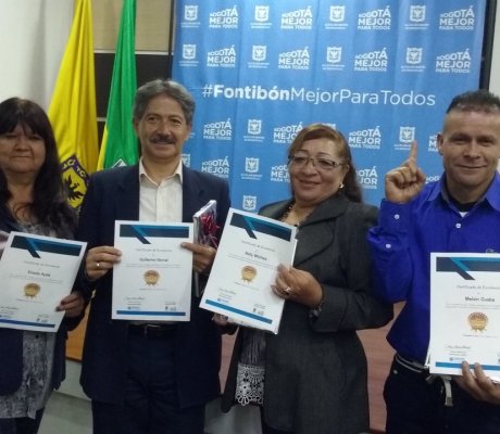 Foto de los cuatro líderes que recibieron reconocimiento, en el auditorio de la nueva sede de la Alcaldía