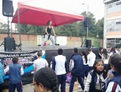 Jóvenes bailando