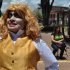 Imagen de mujer disfrazada de payaso