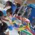 Foto donde se aprecian niños y niñas jugando y personas de la Fuerza Aérea junto a ellos
