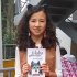 Juana Sofia Córdoba mostrando su libro