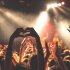 imagen persona de pie en festival de música