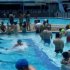 Personas en piscina
